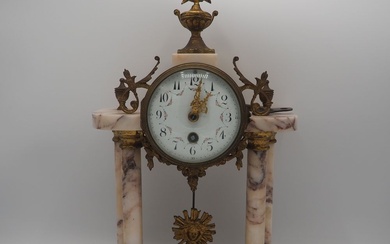 Pendule portique 1900 style Louis XVI : Marbre, bronze et laiton doré, cadran circulaire émaillé,...