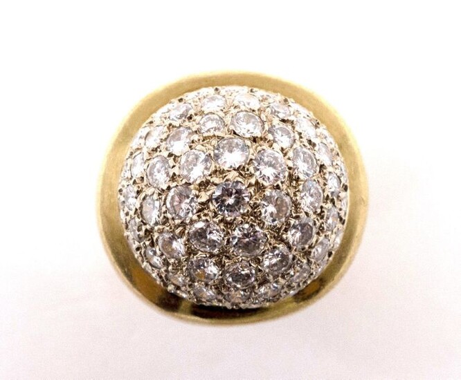RING in 18K yellow gold retaining a dome paved with brilliant-cut diamonds. TDD: 49. Gross weight: 17.46 gr. A diamond and gold ring.