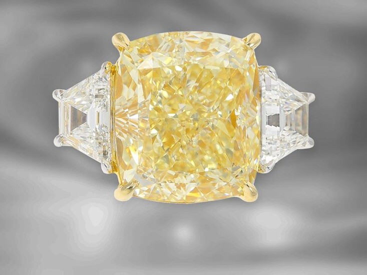 Ring: exquisite and extremely valuable diamond ring with yellow fancy diamond of 8.02ct and 2 very fine white trapeze diamonds, GIA report