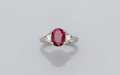 Ring in white gold, 750 MM, decorated with an oval ruby weighing 2.57 carats certified by the GGT laboratory "without thermal modification" between two brilliants, size: 52, weight: 5.1gr. gross.