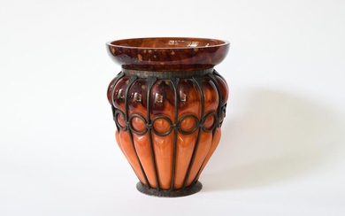 SCHNEIDER. Amber and spotted glass vase, wrought iron frame. H: 25 cm; Diam: 20.5 cm (Precision state: a large crack at the neck)