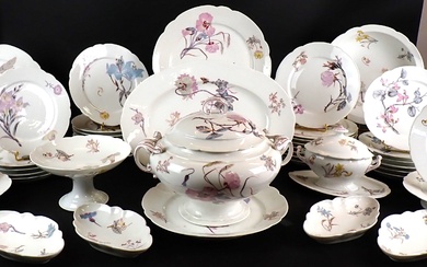 Service de table en porcelaine à décor différent de fleurs comprenant seize assiettes plates, onze...