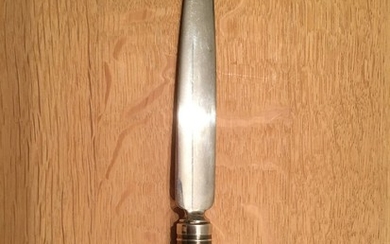 Sigvard Bernadotte: A sterling silver letter opener. Manufactured by Georg Jensen, after 1945. Weight 90 g. L. 23 cm.