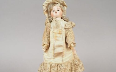 Small French doll 1900 marked DP Paris 2, brown fixed...