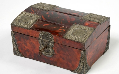 Small Louis XIV box with a blackened wood core, veneered with red tortoiseshell and engraved silver plates decorated with gadroons and stylized flowers. Interior lined with red fabric. Flemish work. Period: XVIIth. (Slight *)...