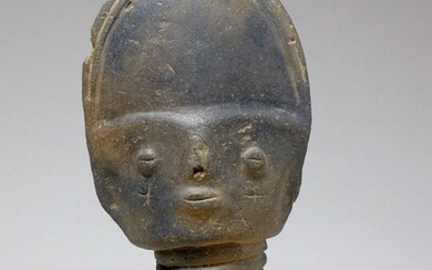Tête Ashanti (Ghana) Terre cuite Ashanti représentant un visage au cou annelé. Belle coiffure stylisée,...
