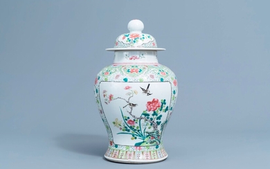 Un vase couvert en porcelaine de Chine famille rose à décor d'oiseaux parmi des branches fleuries, 19ème/20ème siècle
