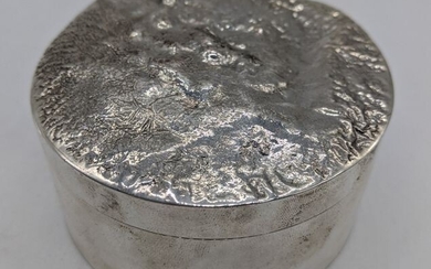 Une boîte ronde en argent avec dessus marbré, poinçonnée, Londres, 1978, fabricant PT, 168g, D.8cm...