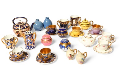 Une grande collection d'articles de thé miniatures en porcelaine anglaise, fin 19e/20e siècle, comprenant une...
