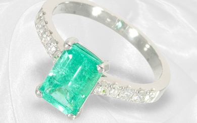 Unworn white gold goldsmith's ring with a bright green emerald and beautiful brilliant-cut diamonds