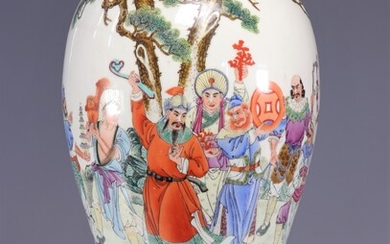 Vase d’époque république à décor de personnages (col recoupé) Poids: 5.00 kg Région: Chine Dimensions:...