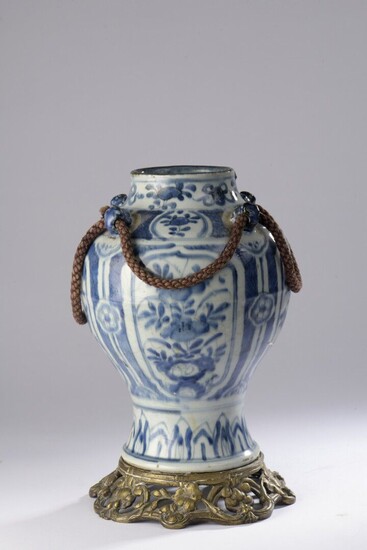 Vase ou jarre de forme balustre en porcelaine à quatre passants zoomorphes appliqués en relief...