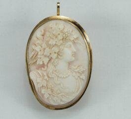 Victorian angelskin Baccante gold cameo brooch