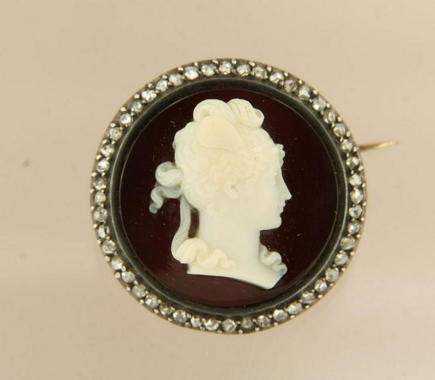 Victorian brooch with ladies portrait