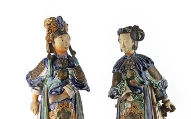 Vietnam vers 1900 Élégante paire de statuettes en terre cuite émaillée polychrome, chacune vêtue d’une...