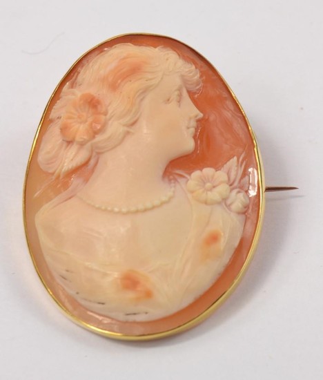 Vintage 18ct set Cameo brooch, depicting lady with flowers i...