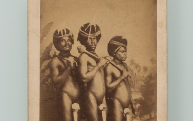 Walter Dufty (1854-1919). Portrait de trois guerriers, des massues de jet des îles Fidji posées...