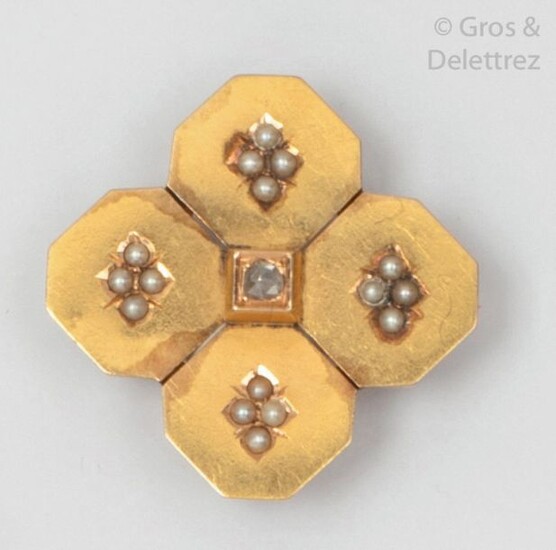 Yellow gold brooch with geometric motif, set with...