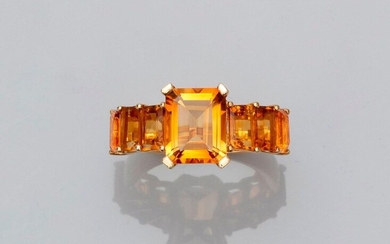 Yellow gold ring, 750 MM, centered of a rectangular citrine shouldered by six other calibrated citrines, total 6 carats, 25 x 11 mm, size: 54, weight: 6,4gr. gross.
