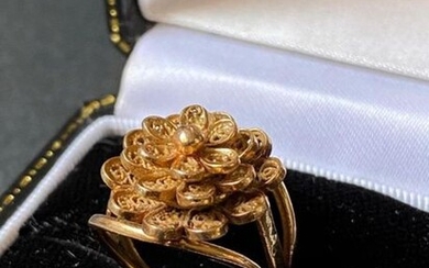Yellow gold ring with filigree flower decoration