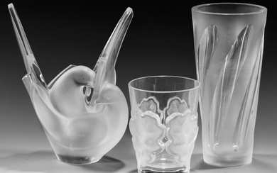 Zwei-Lalique-Objekte und Bechervase von Peill & Putzler