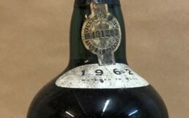 1 bouteille PORTO W. J. Hart 1962 (étiquette...