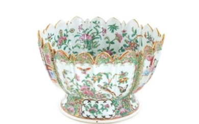 Chinese porcelain bowl on pedestal