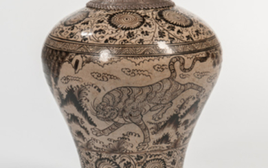 Cizhou-painted Stoneware "Tiger and Deer" Meiping