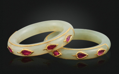 A PAIR OF JADE FALCON BRACELETS, INDIA, EARLY 19TH CENTURY