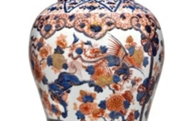 A LARGE CHINESE IMARI JAR, KANGXI PERIOD (1662-1722)