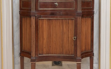Paire de meubles d'entre deux d'époque Regency en placage d'acajou et filets de laiton, plateau de marbre