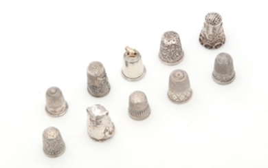 A mixed group of sterling silver thimbles, including...
