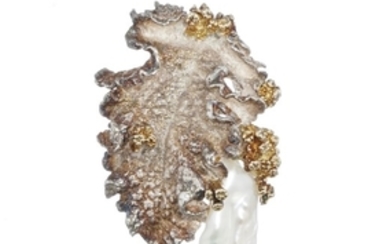 Gilbert Albert, pendentif feuille argent retenant une perle de keshi
