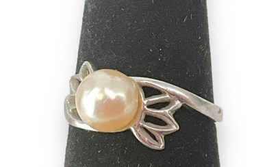 14kt White Gold and Pearl Solitaire Ring