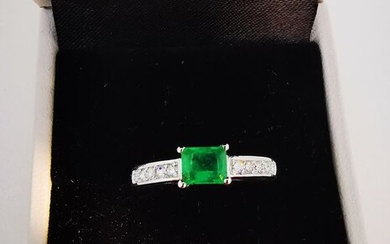 18 kt. White gold - Ring - 0.60 ct Emerald - Diamonds