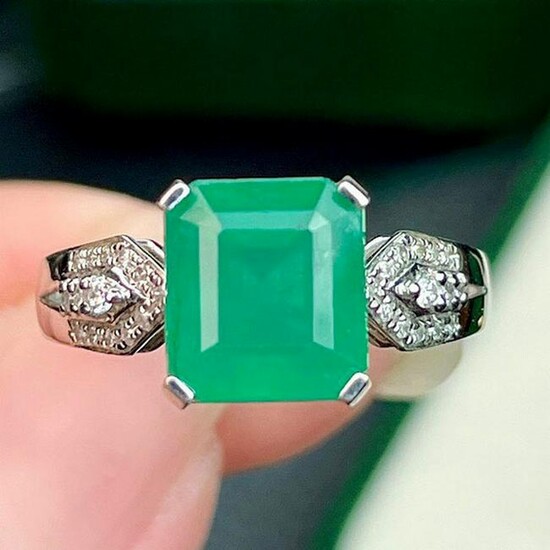 18K White Gold 3.6 ct Emerald & Diamond Ring