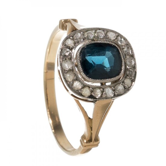 18kt yellow gold ring with silver, blue sapphire and rock-cut brilliant-cut diamonds.