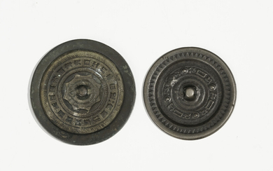 2 miroirs circulaires en bronze, Chine, époque des Six Dynasties, diam. 7 cm et 8 cm