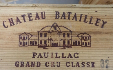 24 bouteilles CHÂTEAU BATAILLEY 1982 5è GC Pauillac (niveaux entre base goulot et légèrement bas