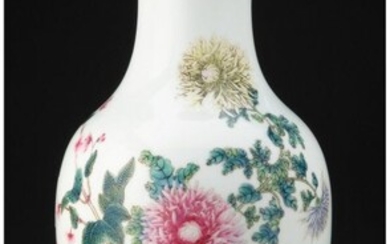 28013: A Chinese Famille Rose Porcelain Vase Marks: Fou