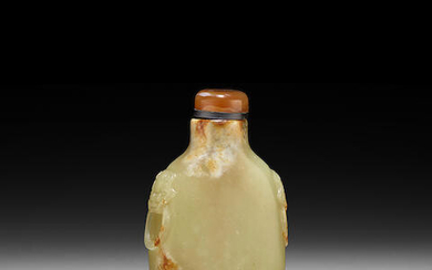 A YELLOW AND RUSSET JADE SNUFF BOTTLE