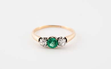 750 °/°° gold river ring decorated with an emerald shouldered...