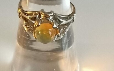 810 Platinum - Ring - 1.30 ct Opal - Diamonds