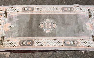 A 20TH CENTURY CHINESE RUG, grey ground with a central