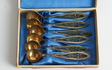 A BOXED SET OF SILVER AND SILVER GILT COFFEE SPOONS, WITH FILIGREE INSET HANDLES, UNMARKED, LEONARD JOEL LOCAL DELIVERY SIZE: SMALL