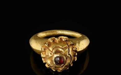 A CHAM GARNET-SET GOLD REPOUSSE 'LOTUS BLOSSOM' RING, CIRCA 10TH CENTURY