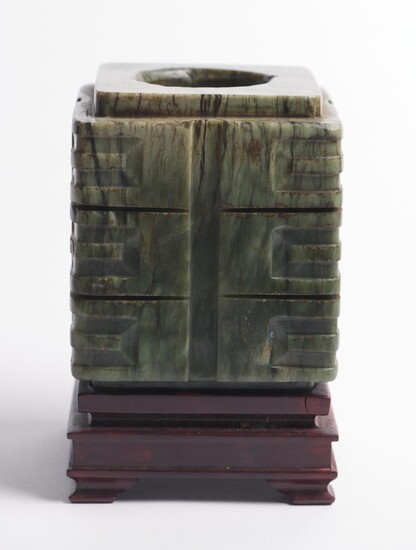 A CHINESE ARCHAISTIC JADE CONG 20TH CENTURY