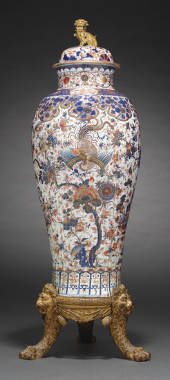 A 'CHINESE IMARI' 'SOLDIER VASE' AND COVER, KANGXI PERIOD (1662-1722)