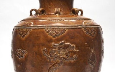 A CHINESE MARTABAN JAR CIRCA 17TH CENTURY