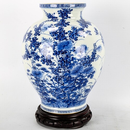 A Chinese blue and white porcelain vase with painted detaile...